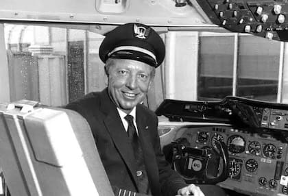 Al Haynes, capitán del vuelo 232 de United Airlines. Tras sobrevivir al accidente y recuperarse de sus heridas, volvió a volar, se retiró en 1991 y luego se dedicó a dar charlas sobre seguridad aérea