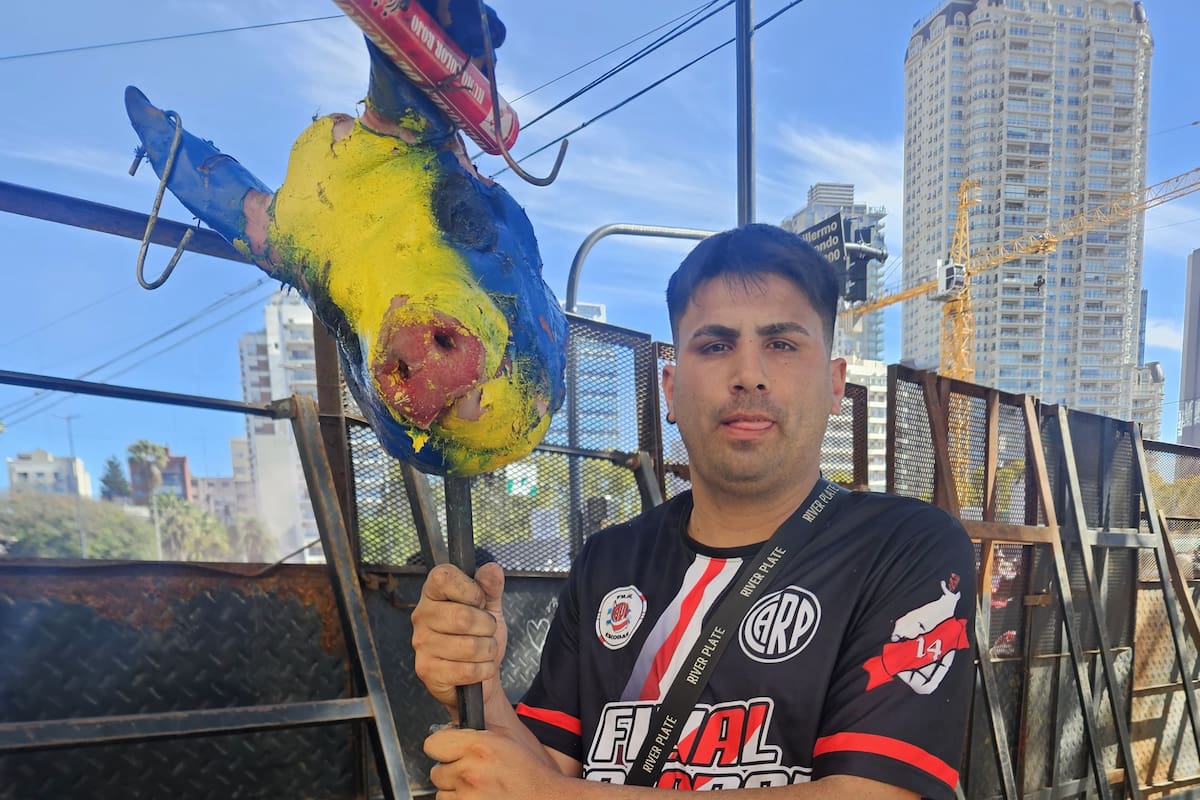 Al hincha se le labraron actas por las infracciones y se le quitó la cabeza de chancho