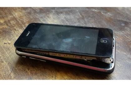 Al hincharse, las baterías de este iPhone arrancaron la pantalla del equipo y partieron el motherboard. Poco faltó para que se iniciara el fuego