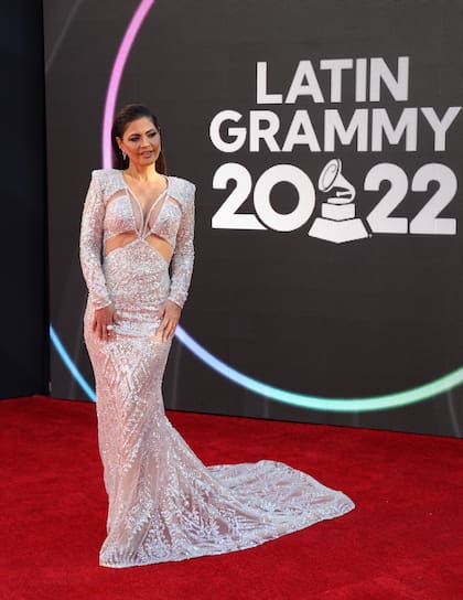 Al igual que Barrera, Chiquinquira Delgado optó por un vestido en tonos metalizados, en este caso en dorado, con transparencias