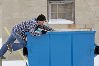 Al igual que en Charlotte, en Durham es ilegal recolectar basura de los contenedores (iStock)