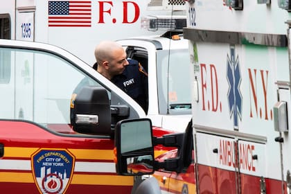 Al igual que en el atentado a las Torres Gemelas, los integrantes del departamento de bomberos de Nueva York, son señalados como héroes en la lucha contra el coronavirus