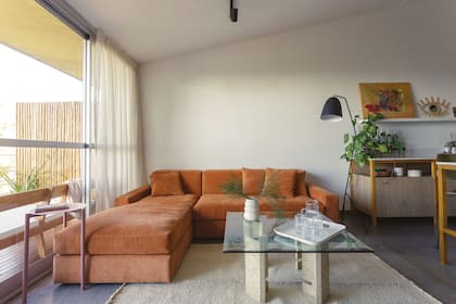 Al igual que Julieta, Marina eligió una mesa de travertino con tapa de vidrio. El sillón tiene un tapizado muy parecido, pero estructura en L.
