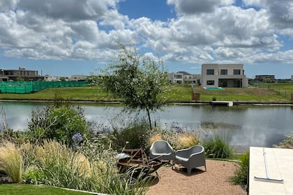 Al igual que la mayoría de las residencias en el barrio, la casa cuenta con acceso directo al lago.