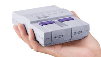 Al igual que la NES Classic Mini, la Super Nintendo Classic Edition tiene un diseño compacto y juegos preinstalados