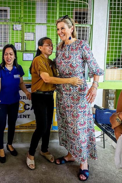Al igual que la reina Letizia, Máxima también es fan de los zapatos bajos. Estas slippers son de Carrie Forbes.