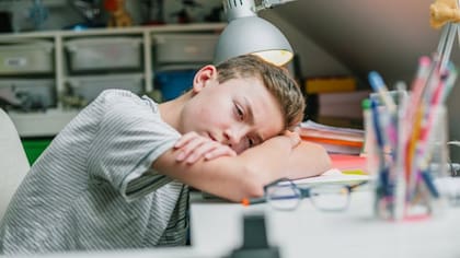 Al igual que los adultos, los adolescentes suelen quedar atrapados en un bucle mental que alimenta el insomnio