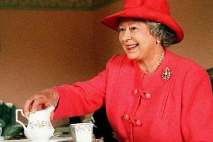 Al igual que los demás miembros de la familia real británica, Isabel II disfrutaba de la hora del té (Crédito: David Cheskin/PA Wire)