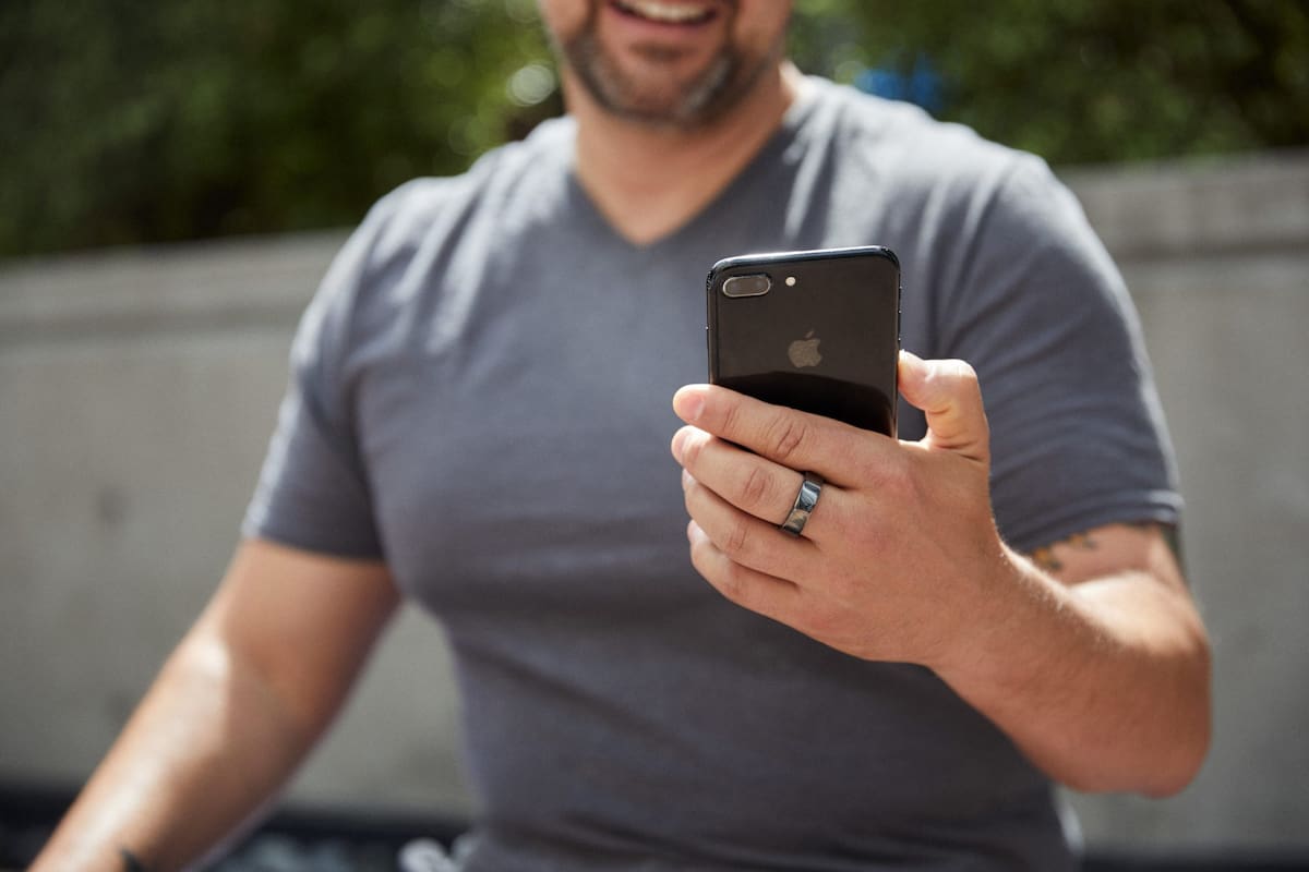 Al igual que los relojes inteligentes, los anillos conectados como Oura realizan un monitoreo general de la actividad del usuario, pero con un diseño más discreto