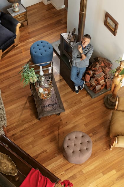 Al igual que muchos adornos de la casa –como esculturas de hierro hechas con ingenio a partir de tijeras de podar o tridentes–, la mesa ratona del living la hizo Osvaldo reciclando una zorra. A la derecha del actor, una escultura de una mujer embarazada (de madera) que creó el artista David Pineda, que Osvaldo intervino agregándole orquídeas