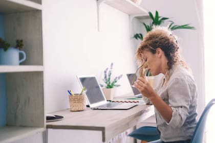 Al igual que quienes trabajan en la oficina, quienes hacen home office también tienen riesgos de mortalidad mayor por el sedentarismo
