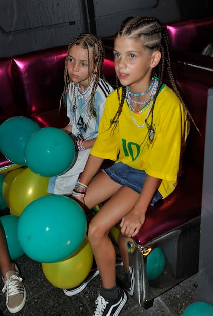Al igual que su mamá en el videclip, Francesca e Isabella Icardi llevaron en la presentación el cabello trenzado