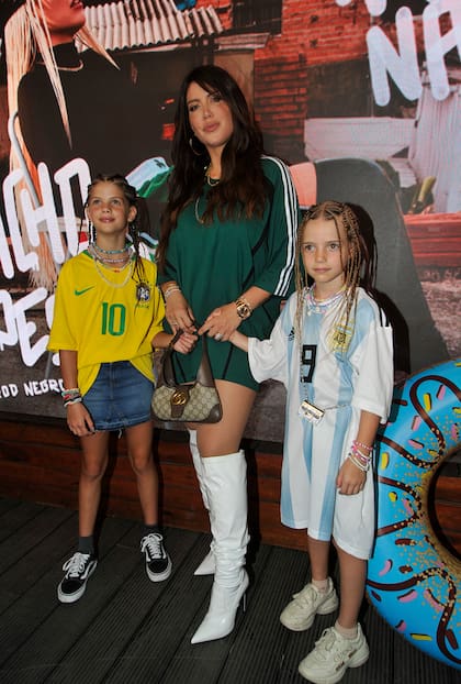 Al igual que su tía Zaira, Isabella vistió la casaca de la selección brasileña. La elección no fue casual: el clip del tema en el que ella canta y habla en portugués fue filmado en las favelas de Río de Janeiro