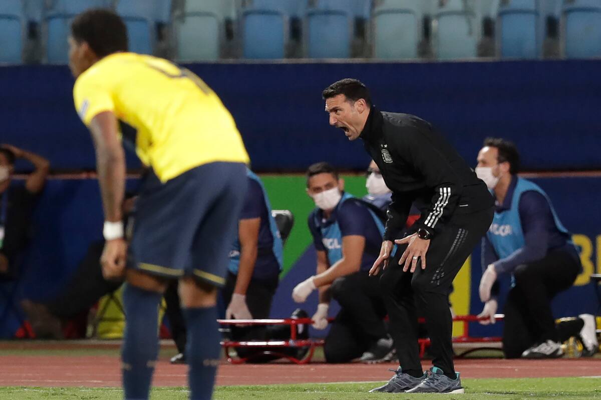 Al igual que su tocayo Messi, Scaloni protestó bastante frente a los ecuatorianos; el entrenador del seleccionado en el que Diego Maradona se coronó campeón del mundo considera que el rosarino es "el mejor jugador de todos los tiempos".