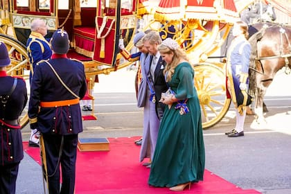 Al igual que sus padres, Amalia llevó la cinta de los Orange cruzada en el pecho y con la gran cruz de la Orden del León de los Países Bajos.