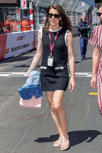 Al igual que todos los Grimaldi, Charlotte Casiraghi, hija de la princesa Carolina, juega de local. Estuvo en el paddock el domingo… y los días previos también. Acá, con un minivestido de Chanel.