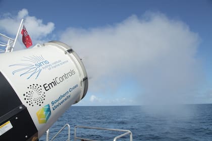 Al igual que una máquina de nieve marina, el proyecto de Australia de aumentar el brillo de las nubes marinas, utiliza el agua de mar para generar cientos de billones de cristales microscópicos de sal marina. Estos cristales flotan en el cielo para formar una niebla y reforzar la reflectividad de las nubes existentes.