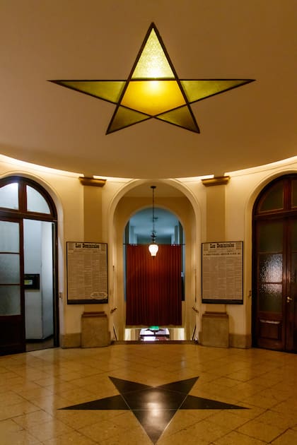 Al ingresar a la Gran Logia uno puede dirigirse en varias direcciones. Si se opta por subir las escaleras, la vista será igual a la de esta imagen. El espacio circular es un hall que queda a mitad de camino hacia el auditorio principal. La estrella, que está en el techo y se replica en el suelo, representa al "hombre primordial". Sus cinco puntas aluden al simbolismo del 5, número del "microcosmos". Cabe aclarar que, en la masonería, los símbolos tienen más de un significado.