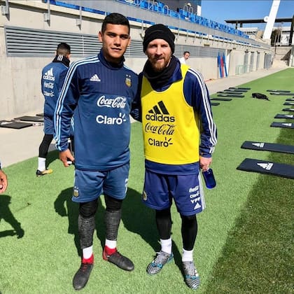 Al integrar selecciones juveniles, llegó a conocer a Lionel Messi y a fotografiarse con él.