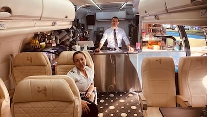 Al interior de la cabina del avión está la pequeña cocina donde se preparan los platos del menú
