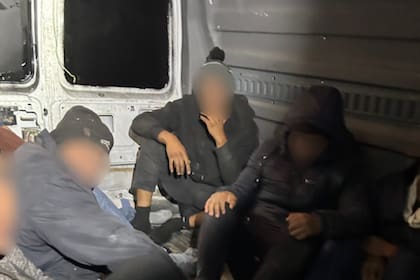 Al interior de la camioneta viajaban 11 personas que fueron detenidas junto con el conductor