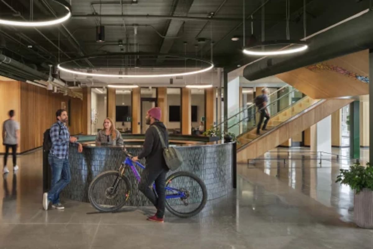 Al interior del edificio se accede en bicicleta por una rampa de 1188 metros de largo en zig zag por cinco pisos