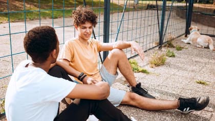 Al ir internalizando el acompañamiento y los recursos que le ofreció el adulto, el niño o adolescente no va a necesitar soluciones mágicas que le saquen el dolor y que no lo fortalecen