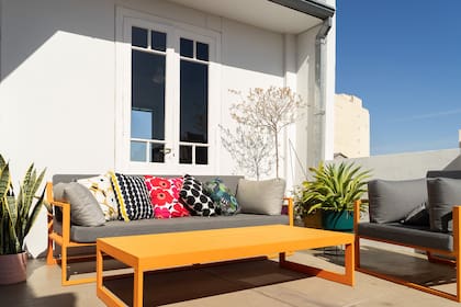 Al juego de sillones y mesa (Mike Outdoor) le dan el toque de color los almohadones con estampa estilo Marimekko que dialogan con la ambientación del cuarto.