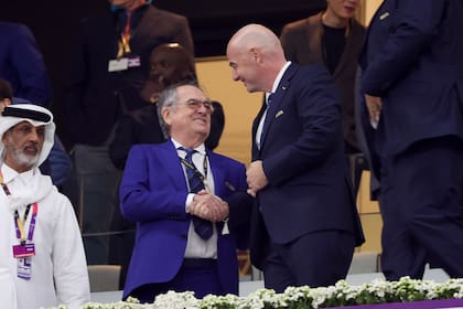 AL KHOR, QATAR - 10 DE DICIEMBRE: El Presidente de la Federación Francesa de Fútbol, Noel Le Graet, y el Presidente de la FIFA, Gianni Infantino, asisten al partido de cuartos de final de la Copa Mundial de la FIFA Qatar 2022 entre Inglaterra y Francia en el Estadio Al Bayt el 10 de diciembre de 2022 en Al Khor, Qatar.