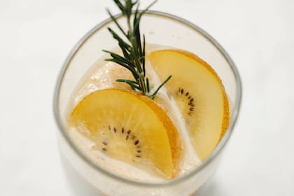 Al kiwi se lo puede disfrutar de muchas formas: como agua frutal, de postre, en batidos, como aderezo para ensaladas o combinado con yogur