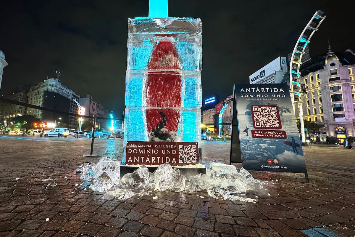 Al lado del bloque de hielo habrá un código QR para que la gente pueda escanearlo, mirar el documental gratis y firmar la petición para ayudar a crear el área marina protegida en el Dominio 1