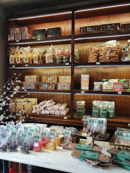 Al lado del café hay un pequeño negocio que vende delicatessen, y licores típicos turineses.