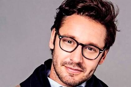 Al llegar a Ezeiza junto a sus tres hijos, el actor chileno enfrentó a la prensa