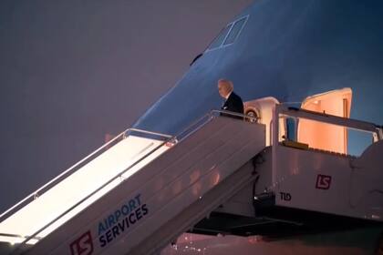 Al llegar a la cima de las escaleras, Joe Biden saludó a la prensa e ingresó de inmediato al avión para emprender el regreso a su país