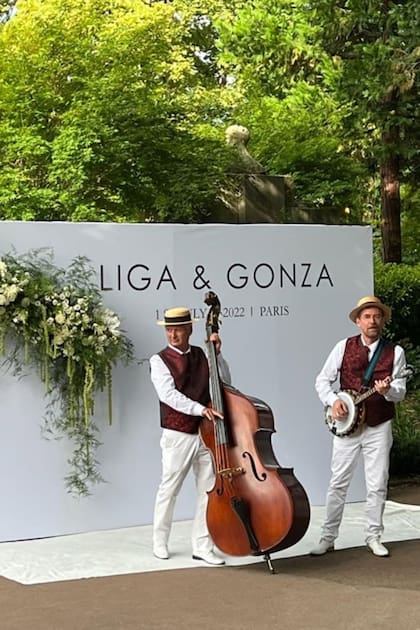 Al llegar a la fiesta, un dúo de jazz colmaba el lugar con su música.