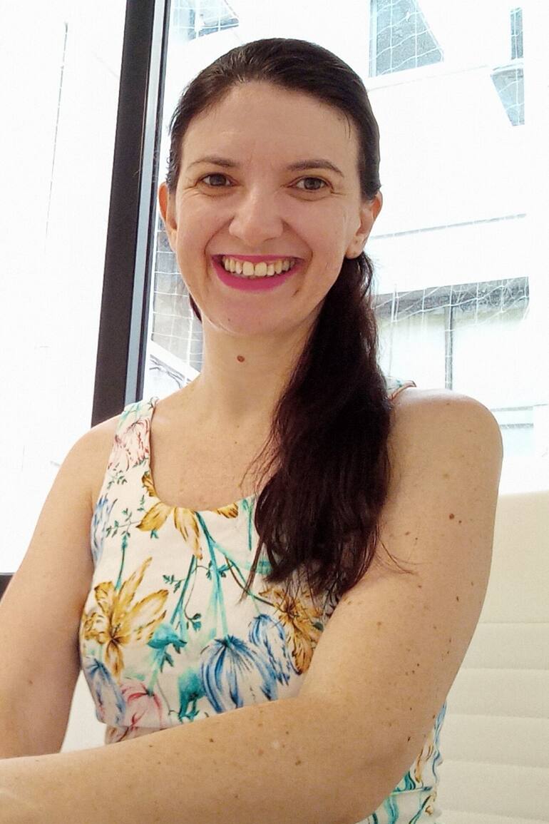 "Al llegar a mis dos años, mamá comenzó a sospechar que algo no andaba bien: no caminaba, solo me arrastraba sentada, y mi manito izquierda no se movía igual que la otra”.