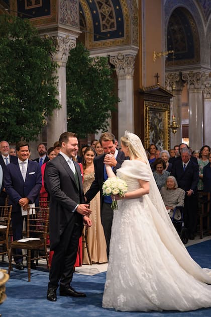 Al llegar al altar, donde los esperaban el prometido de Teodora y la reina Ana María, el príncipe Pablo despidió a su hermana con un beso en la mano.