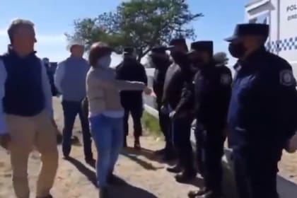 Al llegar al campo de la familia Etchevehere y tras la orden de restitución del precio, Patricia Bullrich llegó al lugar y recibió el saludo de los oficiales de policía presentes