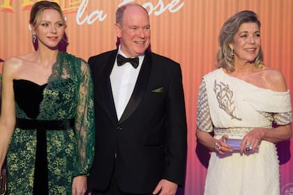 Al llegar al Sporting Club de Montecarlo, Charlene posó con su marido, el príncipe Alberto, y su cuñada, la princesa Carolina.