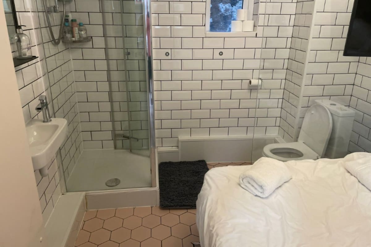 Al llevar al Airbnb se encontró con la cama en un lugar insólito