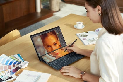 Al margen de su estilizado diseño, la ZenBook Duo 14 es un equipo que requiere de un escritorio amplio para trabajar con comodidad