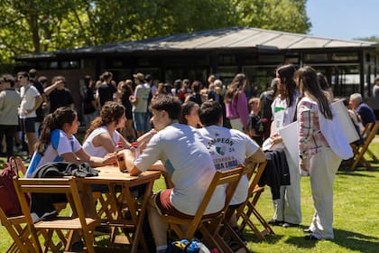Al mediodía, el sector de foodtrucks ofreció distintas opciones para almorzar.