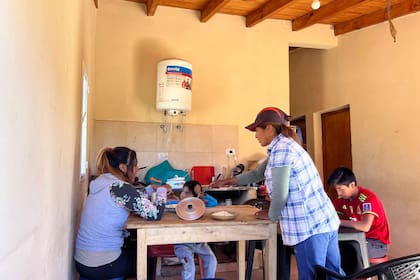 Al mediodía Humberto y su familia almuerzan sopa y milanesas con arroz. Cocinaron entre su mamá Alejandra y su hermana Juana.