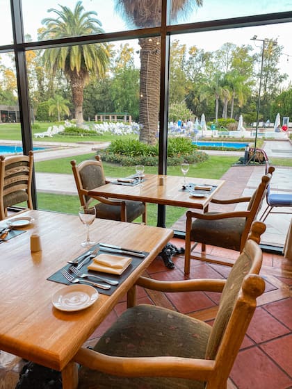 Al mediodía o a la noche, comer mirando al parque es posible en Las Vasijas.