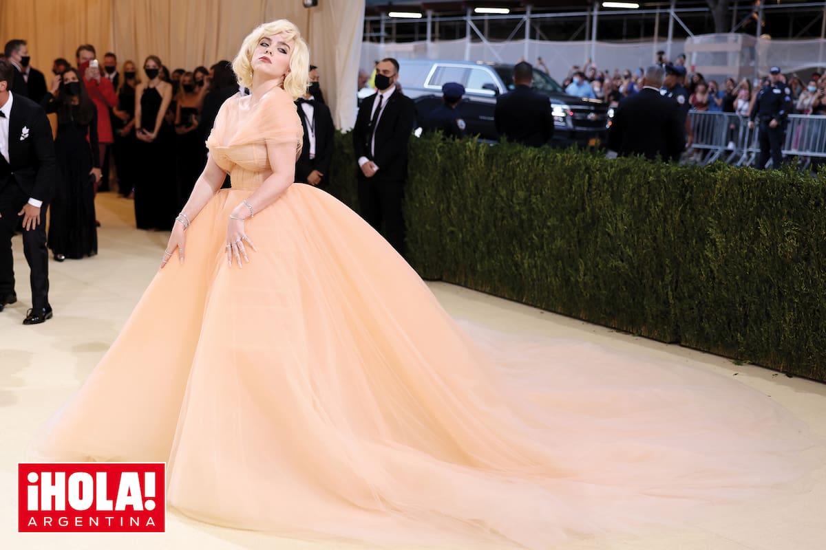Al mejor estilo Marilyn Monroe, Eilish brilló en la Met Gala con un vaporoso vestido nude de tul con corset y una falda de casi cinco metros de cola, de Oscar de la Renta