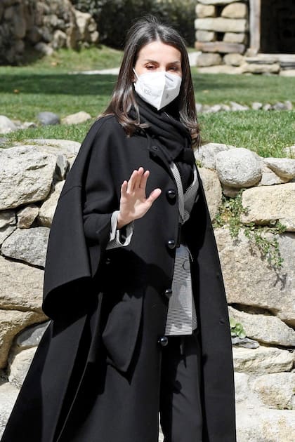 Al mejor estilo working woman, Letizia lució (en su último día) una chaqueta de cuadros Príncipe de Gales, con doble abotonadura y dos bolsillos de solapa de Carolina Herrera al que añadió un cinturón de la marca Mohel. Debajo llevaba un top lencero con encaje y pantalón sastrero. Eligió para el largo día unas balerinas de charol firmadas por Hugo Boss. Cuando sintió frío, sumó un tapado, también de Carolina Herrera.