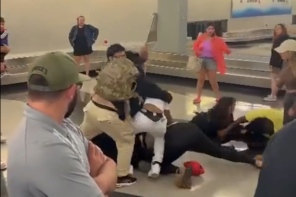 Al menos 10 personas se vieron involucradas en la pelea colectiva mientras esperaban su equipaje en el Aeropuerto O'Hare, de Chicago, en EE.UU.