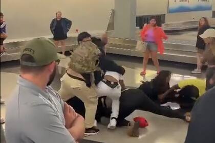 Al menos 10 personas se vieron involucradas en la pelea colectiva mientras esperaban su equipaje en el Aeropuerto O'Hare, de Chicago, en EE.UU.