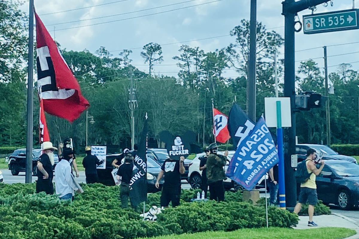 Al menos 15 manifestantes con carteles y consignas nazis mostraron su apoyo a Ron DeSantis en el exterior de Walt Disney World, en Florida