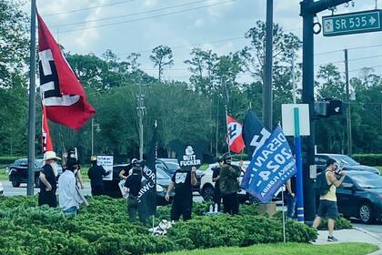 Al menos 15 manifestantes con carteles y consignas nazis mostraron su apoyo a Ron DeSantis en el exterior de Walt Disney World, en Florida